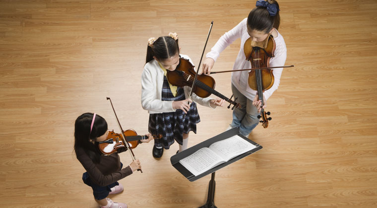 拉小提琴的孩子們