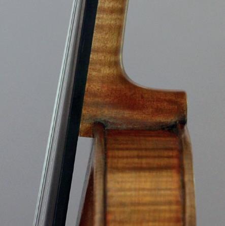 　圖1現(xiàn)代琴頸被榫接，然后粘在頂部塊上