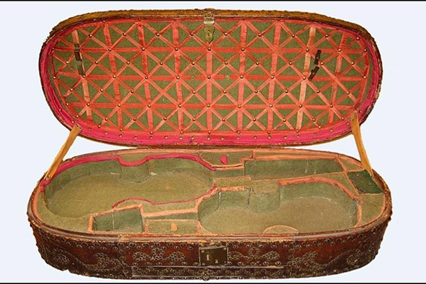 可裝兩支小提琴的琴盒內部